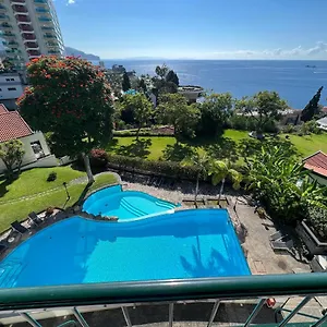  Apartment Luxury Oceanfront At Reid's Gardens